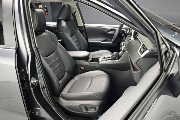 2023 Toyota RAV4 с пробегом 12 945 км