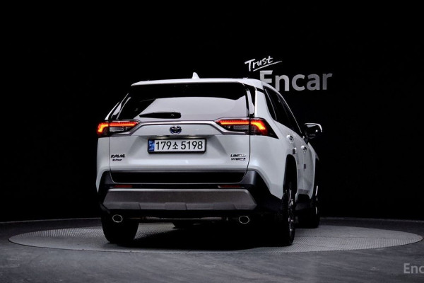 2024 Toyota RAV4 с пробегом 20 490 км