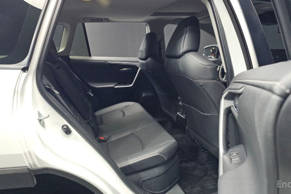 2024 Toyota RAV4 с пробегом 20 490 км