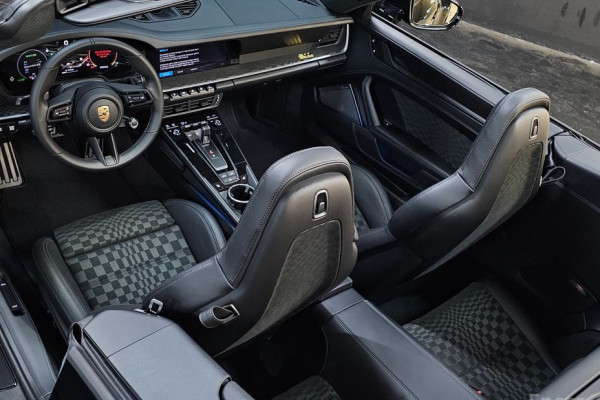 2025 Porsche 911 с пробегом 50 км