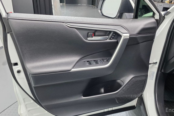 2024 Toyota RAV4 с пробегом 25 726 км