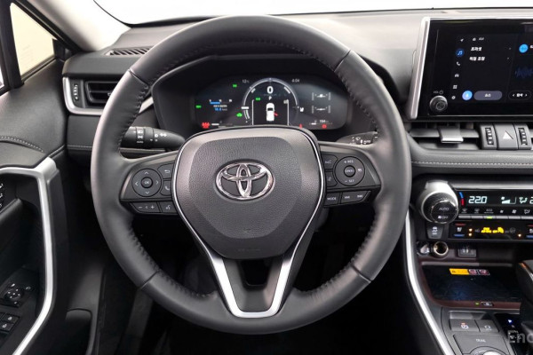 2024 Toyota RAV4 с пробегом 15 203 км
