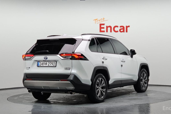 2024 Toyota RAV4 с пробегом 17 431 км