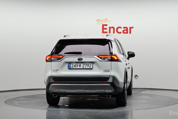 2024 Toyota RAV4 с пробегом 17 431 км