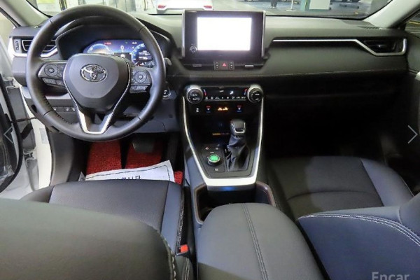 2024 Toyota RAV4 с пробегом 11 431 км