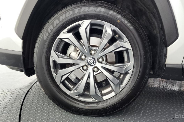 2024 Toyota RAV4 с пробегом 49 601 км