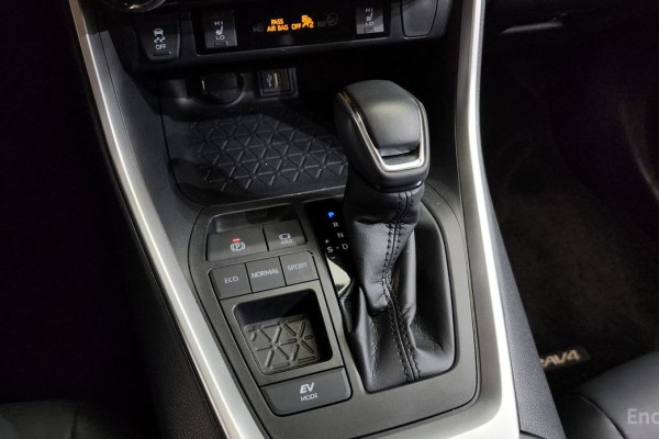 2024 Toyota RAV4 с пробегом 49 601 км