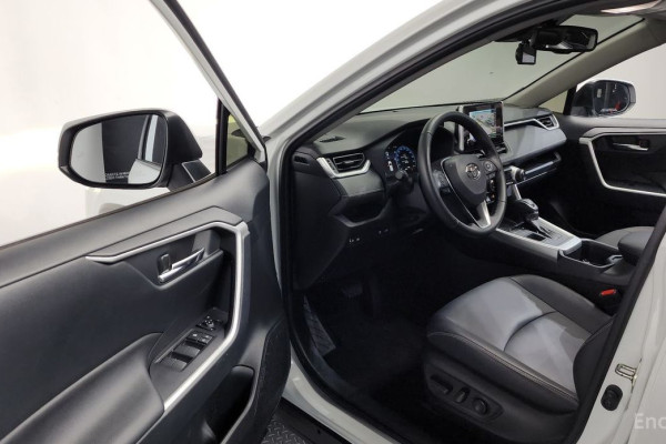 2024 Toyota RAV4 с пробегом 49 601 км