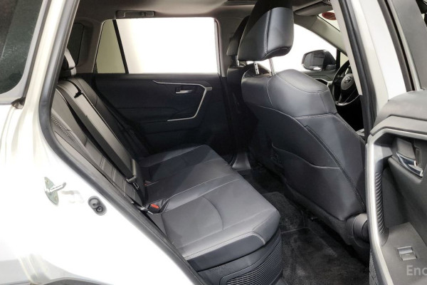 2024 Toyota RAV4 с пробегом 49 601 км