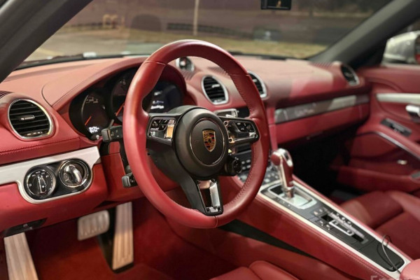 2022 Porsche Boxster с пробегом 9 700 км