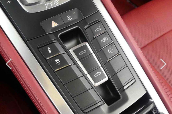 2023 Porsche Boxster с пробегом 13 900 км