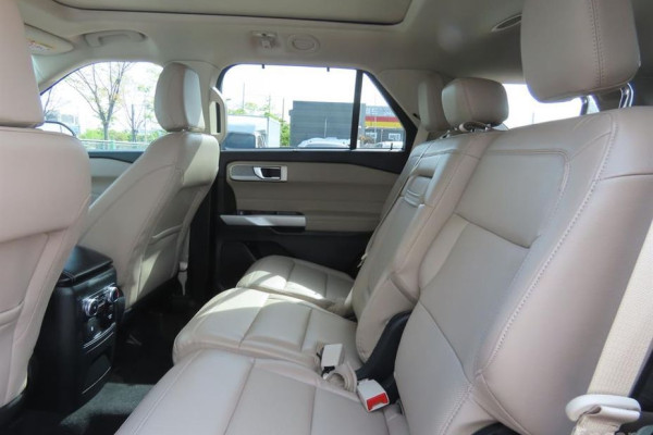 2023 Ford Explorer с пробегом 13 915 км