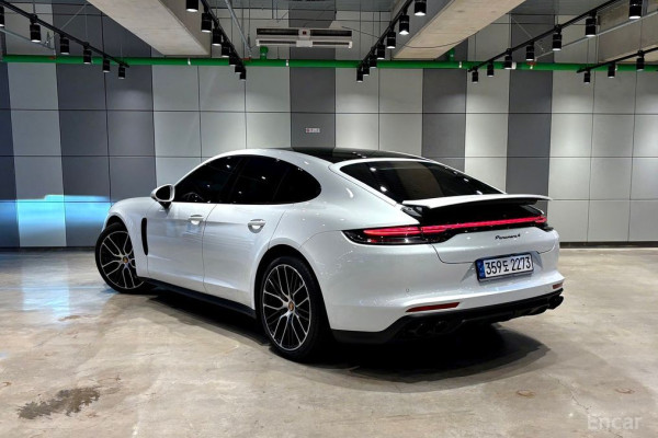 2022 Porsche Panamera с пробегом 17 500 км