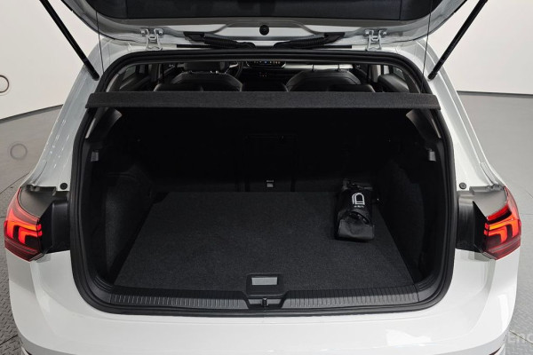 2025 Volkswagen Golf с пробегом 5 317 км