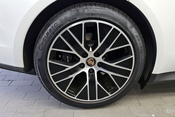 2022 Porsche Taycan с пробегом 46 720 км