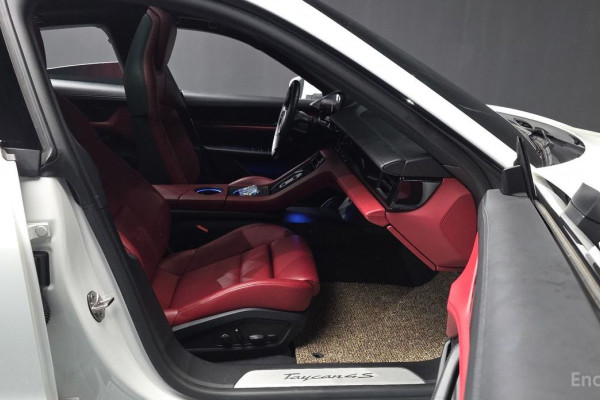 2020 Porsche Taycan с пробегом 35 295 км