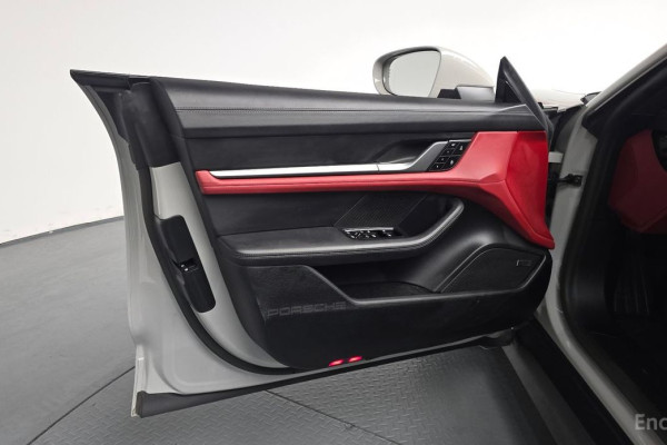 2023 Porsche Taycan с пробегом 34 780 км