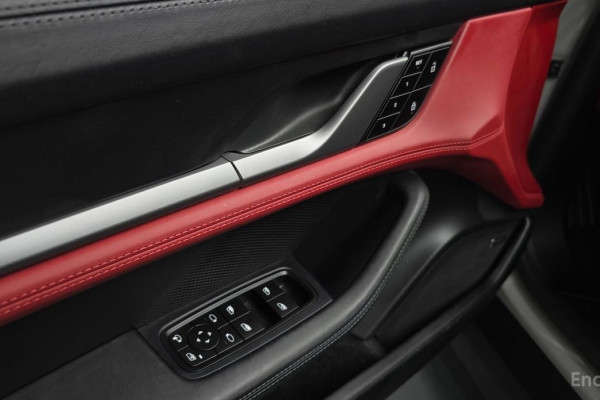 2023 Porsche Taycan с пробегом 34 780 км