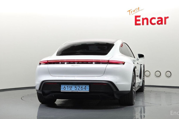 2023 Porsche Taycan с пробегом 17 406 км