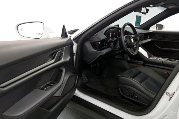 2023 Porsche Taycan с пробегом 17 406 км