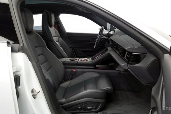 2023 Porsche Taycan с пробегом 17 406 км