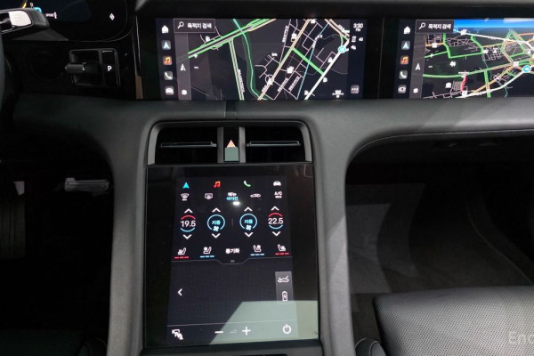 2023 Porsche Taycan с пробегом 17 406 км