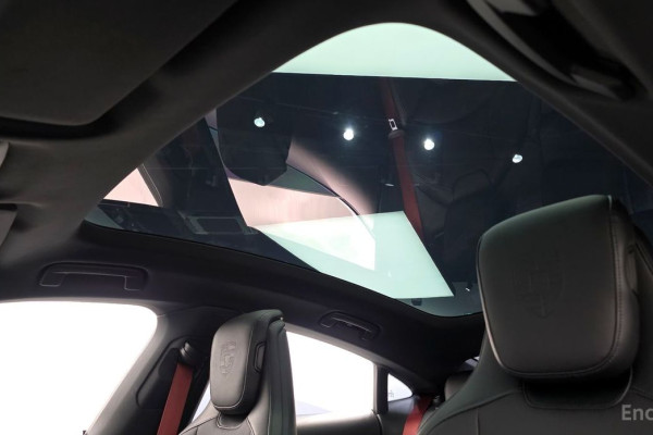 2023 Porsche Taycan с пробегом 17 406 км