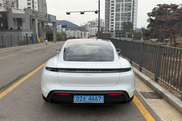 2024 Porsche Taycan с пробегом 19 599 км