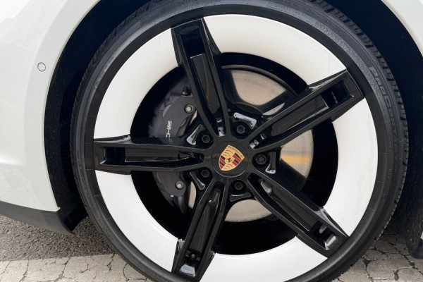 2024 Porsche Taycan с пробегом 19 599 км