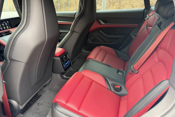 2024 Porsche Taycan с пробегом 19 599 км