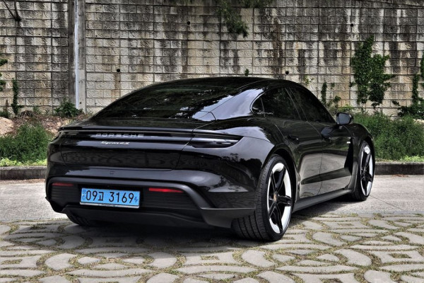 2025 Porsche Taycan с пробегом 9 200 км