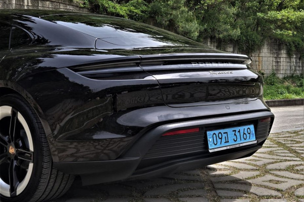 2025 Porsche Taycan с пробегом 9 200 км
