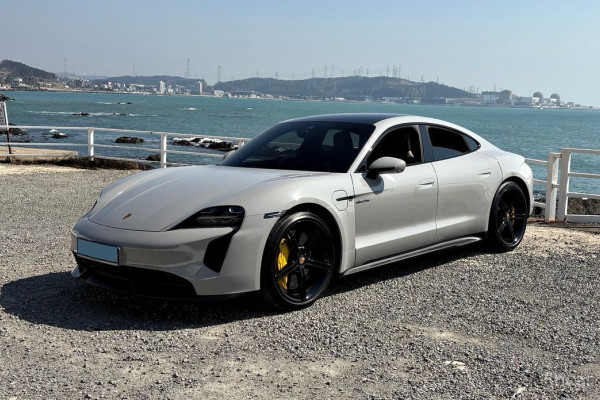 2023 Porsche Taycan с пробегом 20 000 км