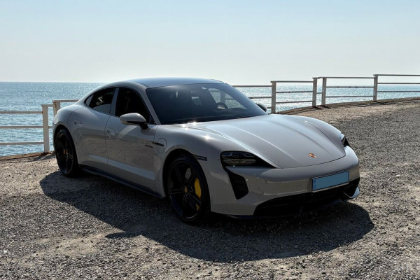 2023 Porsche Taycan с пробегом 20 000 км