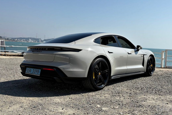 2023 Porsche Taycan с пробегом 20 000 км