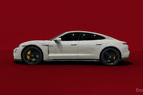 2023 Porsche Taycan с пробегом 20 000 км