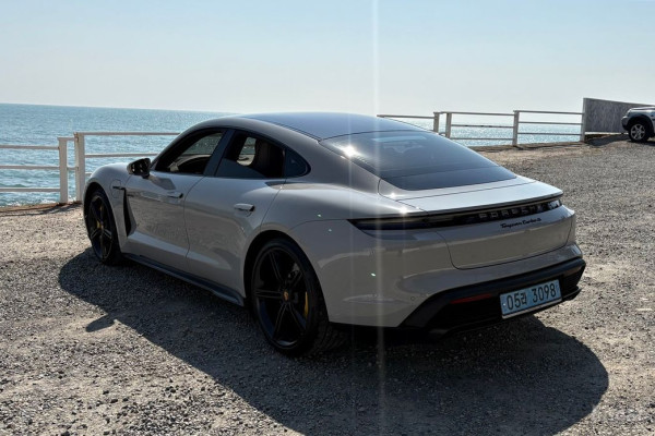 2023 Porsche Taycan с пробегом 20 000 км