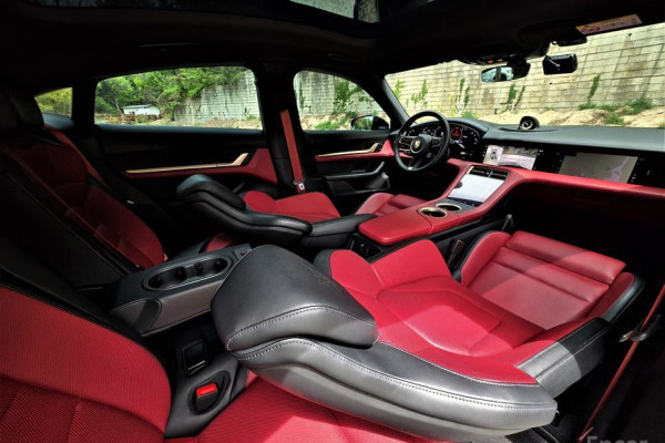 2025 Porsche Taycan с пробегом 9 200 км