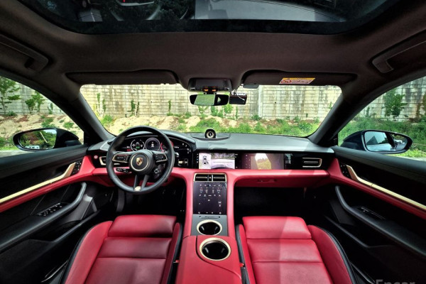 2025 Porsche Taycan с пробегом 9 200 км