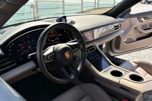 2023 Porsche Taycan с пробегом 20 000 км