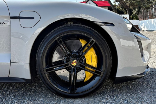 2023 Porsche Taycan с пробегом 20 000 км