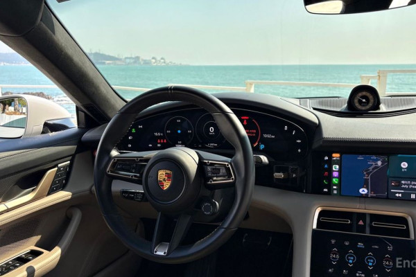 2023 Porsche Taycan с пробегом 20 000 км