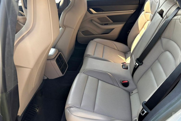 2023 Porsche Taycan с пробегом 20 000 км