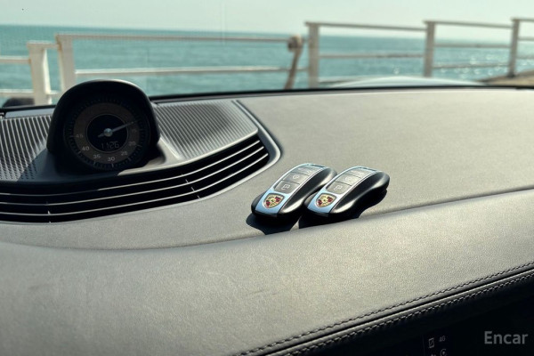 2023 Porsche Taycan с пробегом 20 000 км