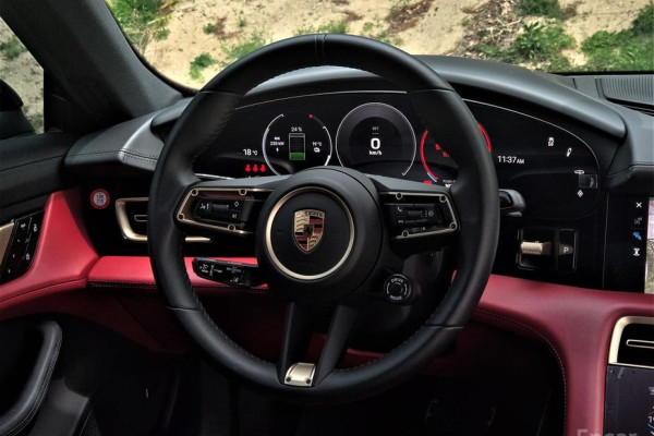 2025 Porsche Taycan с пробегом 9 200 км