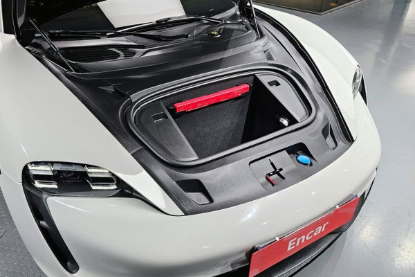 2023 Porsche Taycan с пробегом 31 859 км