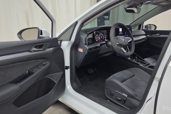 2025 Volkswagen Golf с пробегом 4 859 км