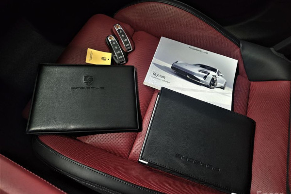 2025 Porsche Taycan с пробегом 9 200 км