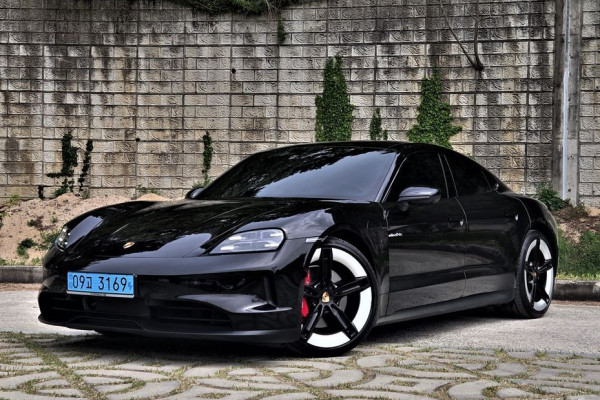 2025 Porsche Taycan с пробегом 9 200 км