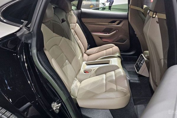 2023 Porsche Taycan с пробегом 31 859 км